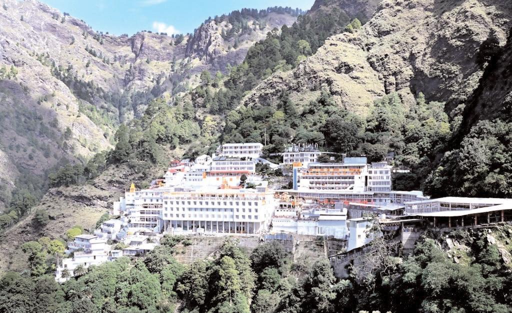 सुरक्षा चिंताओं और प्राकृतिक आपदा के कारण वैष्णो देवी तीर्थयात्रियों की संख्या में गिरावट