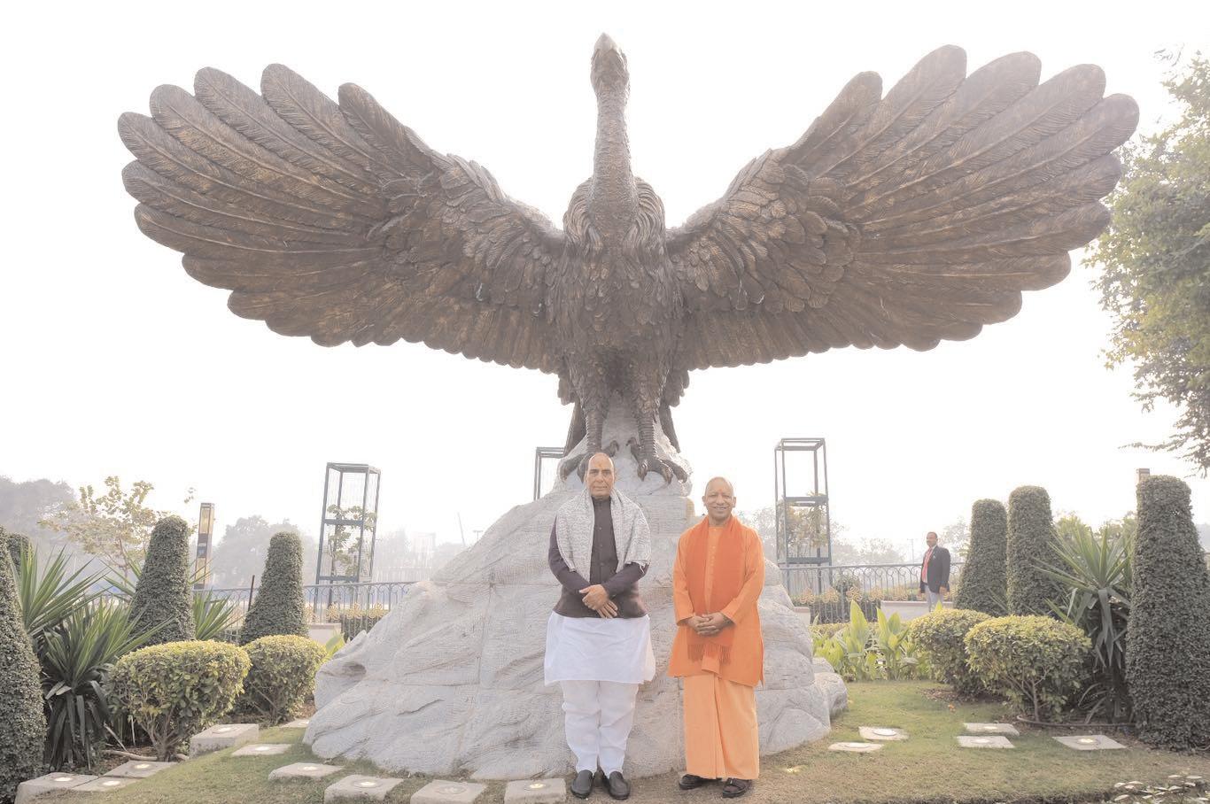 रक्षा मंत्री ने अन्नपूर्णा मंदिर के शिखर पर धर्म ध्वजा फहराई