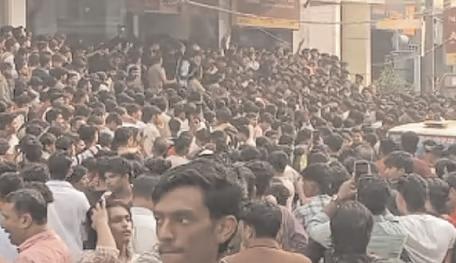 एक रुपये के जूते के 'ऑफर' पर कोझिकोड की दुकान पर उमड़ी भीड़, पुलिस ने किया लाठीचार्ज