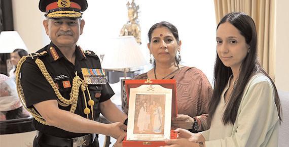 शहीद सुरक्षाकर्मियों के परिजन को सेना प्रमुख ने 'बैज ऑफ सैक्रिफाइज', 'सर्टिफिकेट ऑफ ऑनर' प्रदान किए
