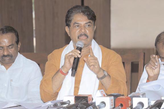 बेंगलूरु भगदड़ मामले की न्यायिक जांच कराई जाए : अशोक