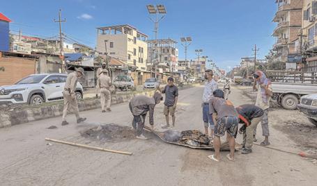 विरोध प्रदर्शन प्रबंधन के लिए मणिपुर पुलिस का अनोखा तरीका, आरोपियों को थमाए झाडू व फावड़े