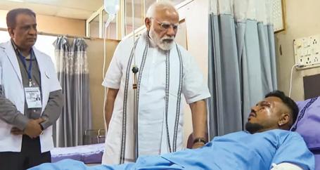 प्रधानमंत्री ने विमान हादसे में घायल हुए लोगों से मुलाकात की
