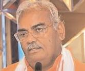 बैठक के बीच पहुंचे नेत्रहीन दंपति को शिक्षा मंत्री ने दिया सहारा, इच्छित स्थान पर दी पोस्टिंग