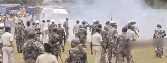 झारखंडः 'हूल दिवस' के कार्यक्रम से पहले प्रदर्शनकारियों पर पुलिस ने लाठीचार्ज किया