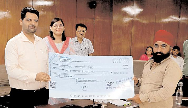 कृषक उपहार योजना में किसानों को मिले नगद पुरस्कार