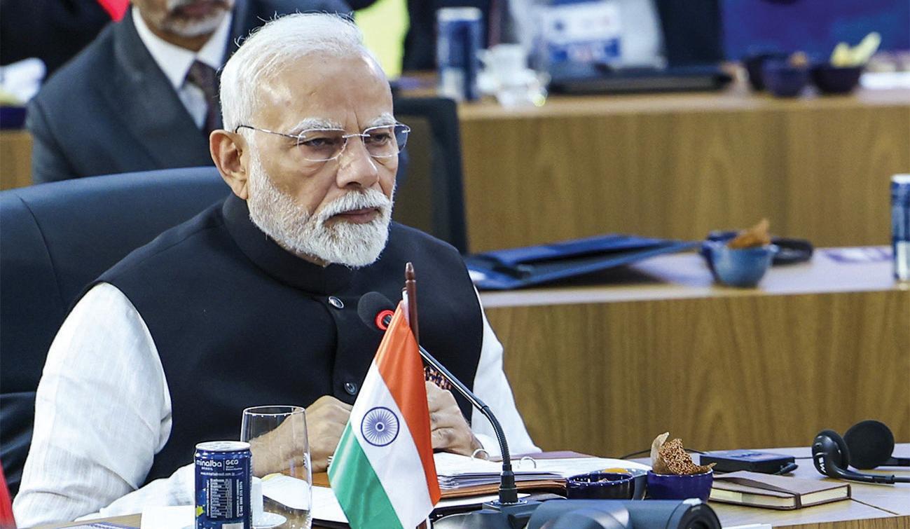 आतंकवादियों के खिलाफ प्रतिबंध लगाने में कोई हिचकिचाहट नहीं होनी चाहिए