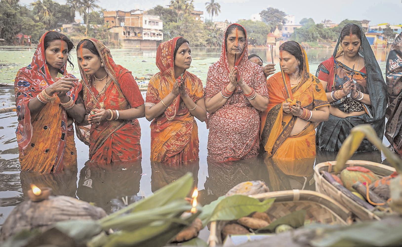 कोलकाता में छठ पूजा में हजारों लोग शामिल हुए