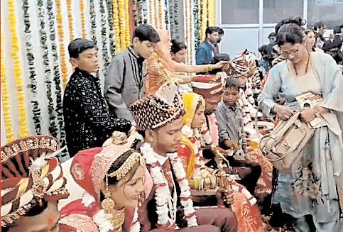 किन्नर नीतू मौसी ने अपने खर्चे पर कराया सामूहिक विवाह