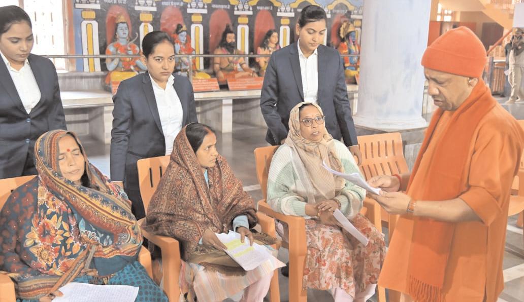 बिना चिंता कराएं इलाज, सरकार करेगी भरपूर आर्थिक मदद : योगी