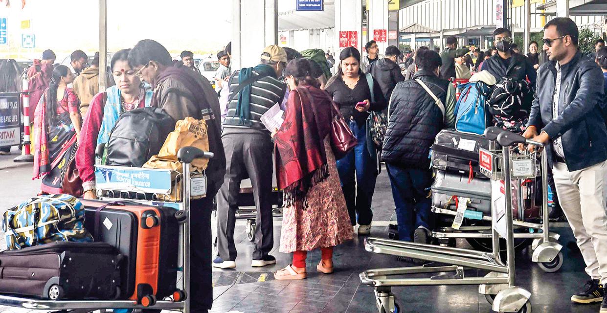 इंडिगो की सेवाओं में व्यवधान से हवाई अड्डों पर अफरा-तफरी