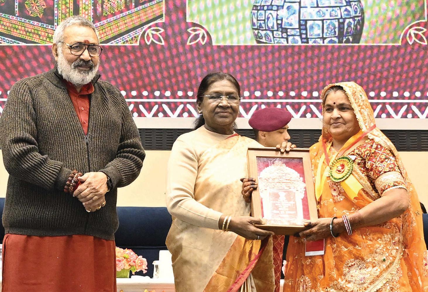 भारतीय कारीगरों को विशिष्ट जीआई टैग हासिल करने पर ध्यान देना चाहिए : मुर्मू