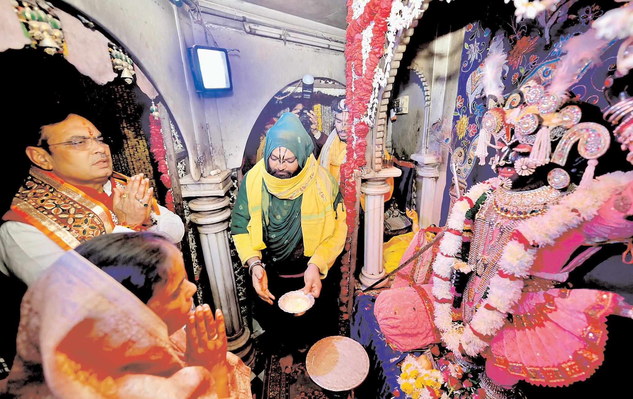 मुख्यमंत्री ने श्रीनाथजी मंदिर में किए दर्शन