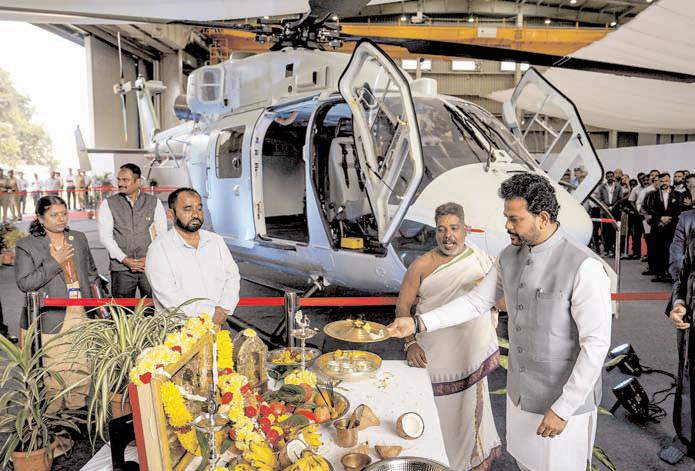 केंद्रीय नागरिक उड्डयन मंत्री ने बेंगलूरु में हेलीकॉप्टर 'ध्रुव एनजी' को हरी झंडी दिखाई