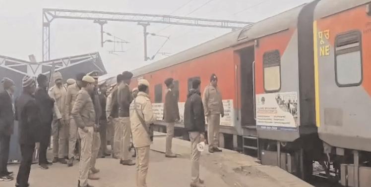 काशी एक्‍सप्रेस में बम की सूचना से मचा हड़कंप, यात्रियों को नीचे उतारा गया