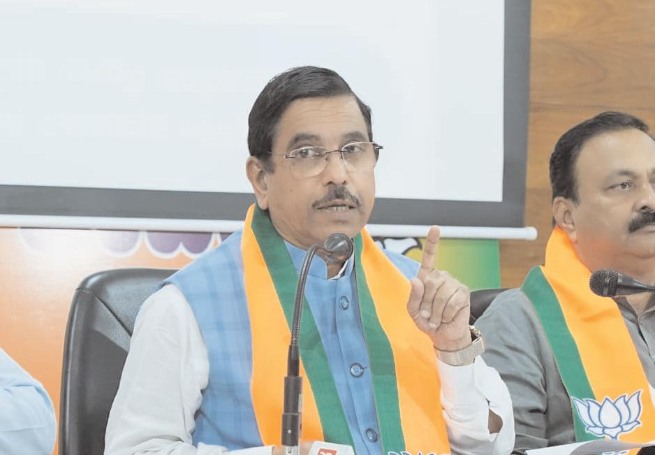 कर्नाटक सरकार ने नेशनल हेराल्ड के माध्यम से गांधी परिवार को दी रिश्वत : प्रहलाद जोशी