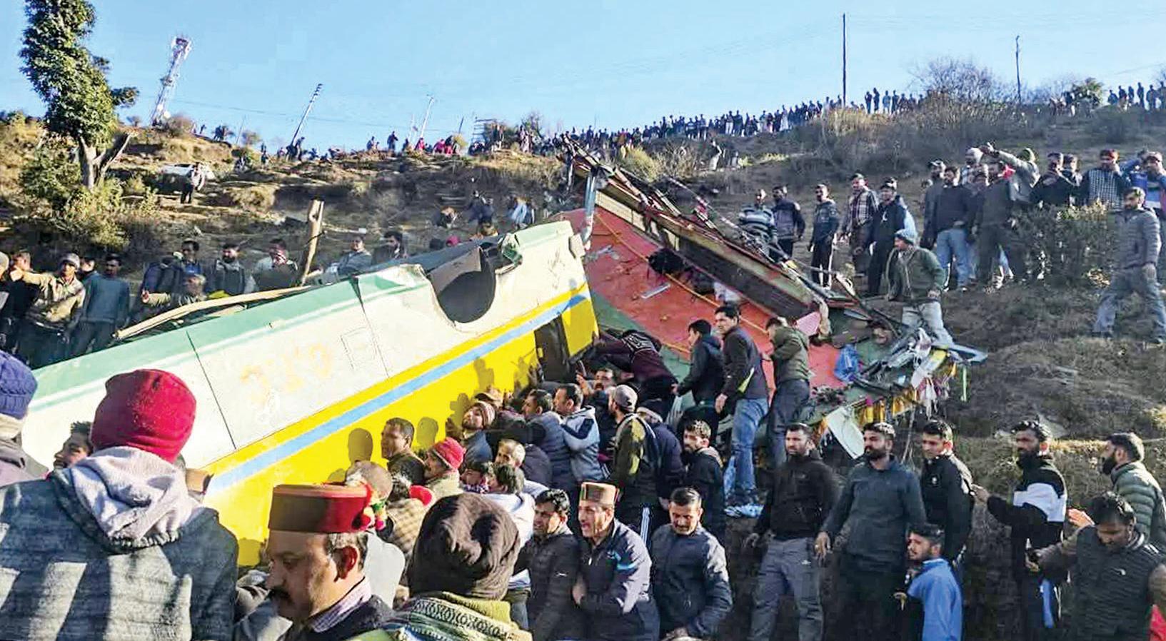 हिमाचल के सिरमौर में बस के खाई में गिरने से 14 लोगों की मौत