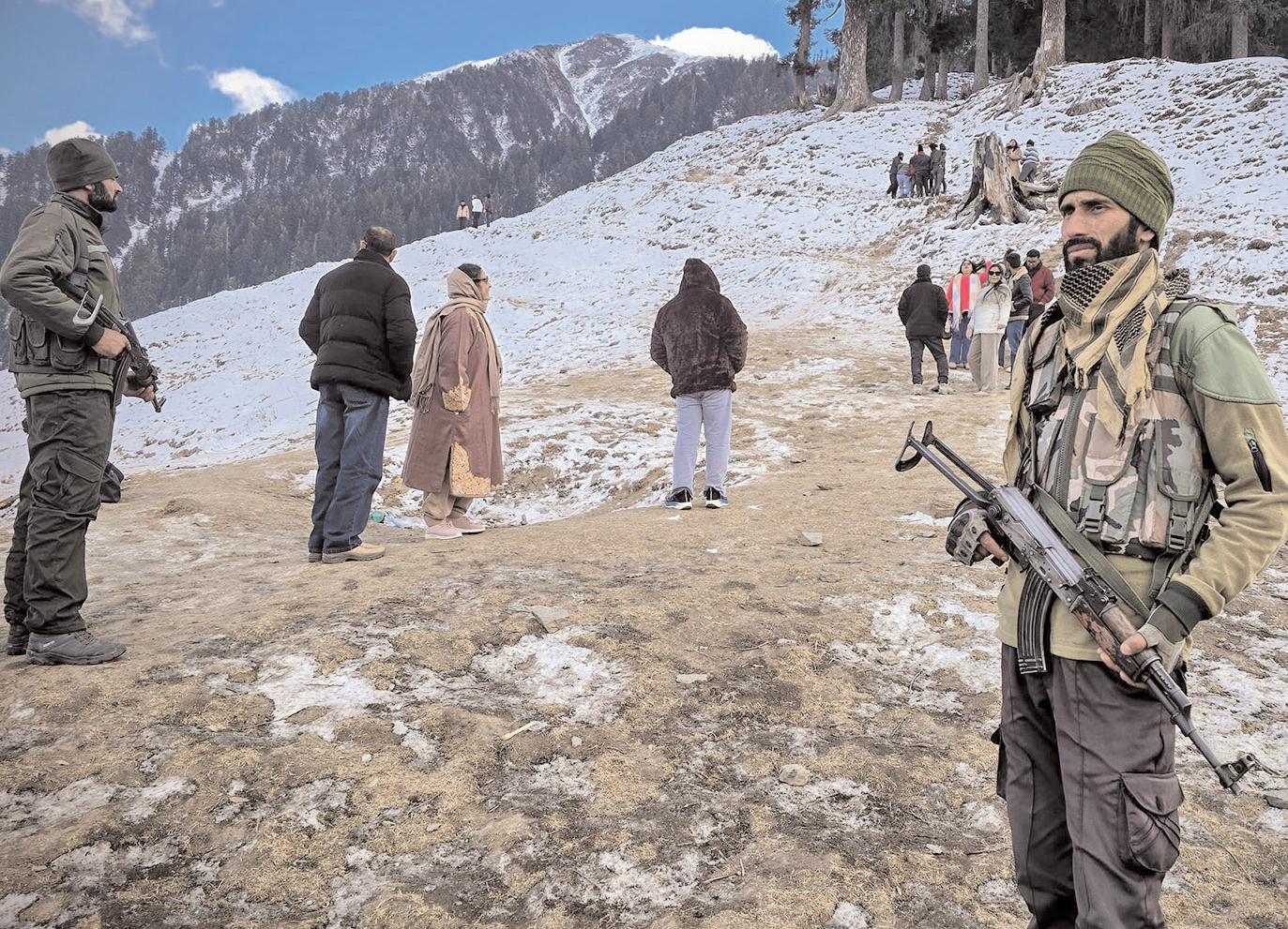 भद्रवाह में बर्फबारी के बाद पर्यटन स्थलों पर उमड़ी भीड़ के मद्देनजर सुरक्षा कड़ी की गई