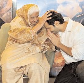 'बॉर्डर 2' के रिलीज से पहले वरुण धवन ने होशियार सिंह दहिया के परिवार से की मुलाकात