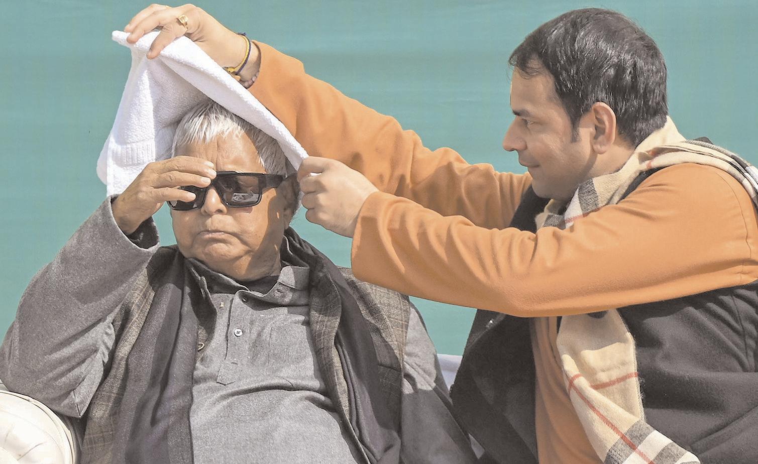 तेज प्रताप के घर मकर संक्रांति भोज में पहुंचे लालू, परिवार में सुलह के संकेत