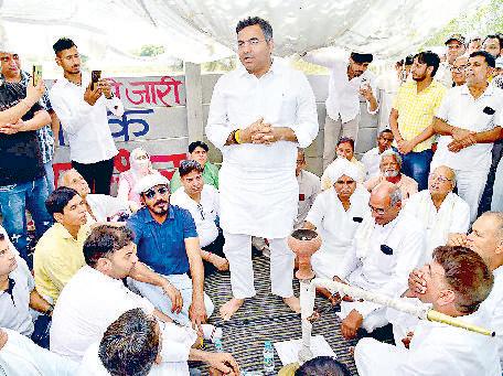 दौलतपुर में किसानों का अनशन कराया समाप्त लगभग 48 गांवों को किया जाएगा अर्बनाइज : प्रवेश