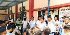 अपनी जान जोखिम में डालकर बिजली आपूर्ति में जुटे हैं कर्मचारी