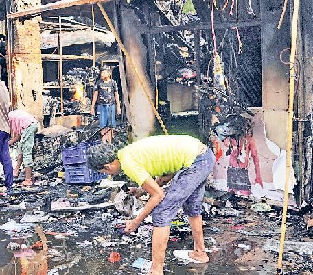 आग से पत्थर मार्केट की आधा दर्जन दुकानें खाक