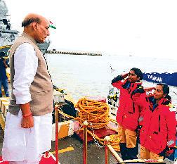 गोवा में रक्षा मंत्री राजनाथ बोले, इनकी यात्रा नारी शक्ति का प्रतीक तारिणी नौका से विश्व परिक्रमा पूरी कर लौटीं महिलाओं का रक्षा मंत्री ने किया स्वागत