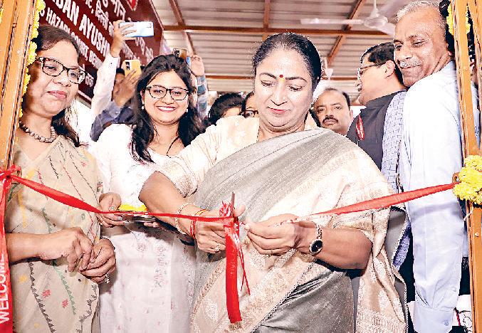 रेखा सरकार ने जनता को समर्पित किए 33 आरोग्य मंदिर एवं 17 जन औषधि केंद्र