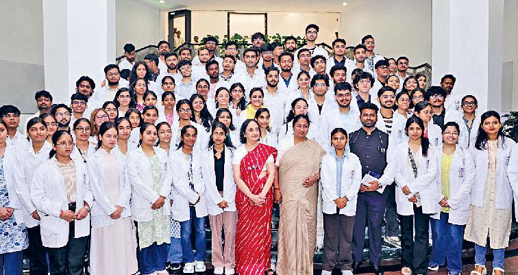 'छात्रों को सुरक्षित और बेहतर वातावरण देने के लिए प्रतिबद्ध हैं दिल्ली सरकार'