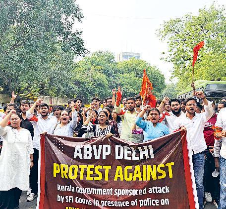 एबीवीपी ने किया दिल्ली स्थित केरल भवन पर प्रदर्शन