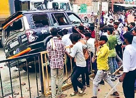 चंद्रशेखर आजाद को रोकने पर भड़का गुस्सा भीम आर्मी कार्यकर्ताओं ने की तोड़फोड़, पुलिस पर पथराव
