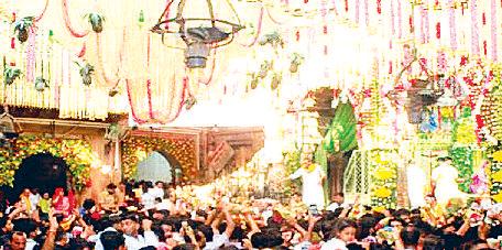 बांकेबिहारी मंदिर में भीड़ से बिगड़े हालात
