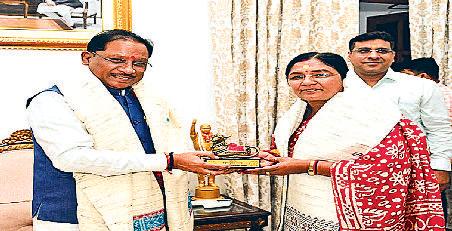 मंत्री सावित्री ठाकुर को शॉल एवं श्रीफल भेंट कर किया सम्मान