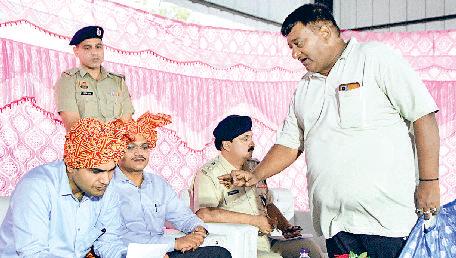 प्रशासन ने गांव फतेहपुर बिलोच में किया ग्रामीणों से संवाद डीसी एवं पुलिस आयुक्त ने सुनी ग्रामीणों की समस्याएं