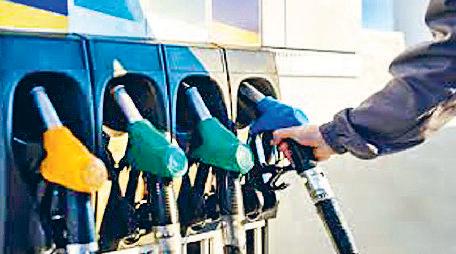 लोगों में दिखा रोष, कई जगह नोक-झोंक पुरानी गाड़ियों को पेट्रोल पंपों से नहीं मिला इंधन