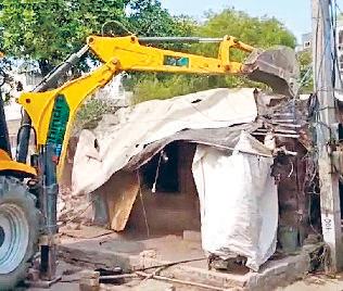 दिल्ली : झुग्गियों में उलझा पक्ष-विपक्ष
