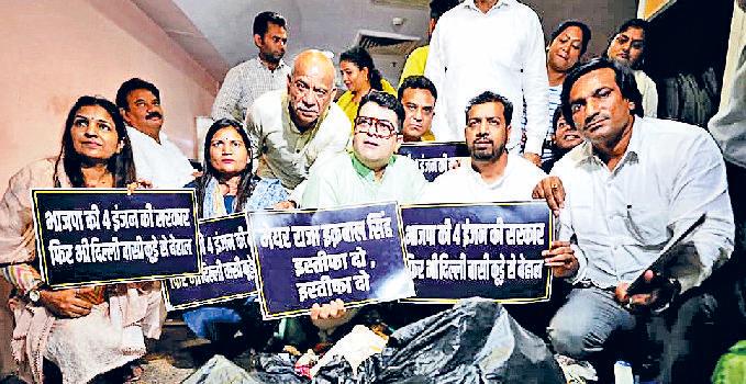 'आप' पार्षदों ने महापौर कार्यालय के बाहर फेंका कूड़ा