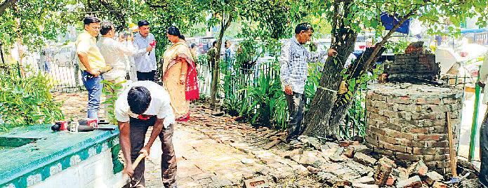 महापौर ने मजार के आस पास कब्जे को अपने सामने हटवाया, कराया पौधरोपण