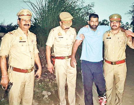 युवक पर कातिलाना हमला करने वाले बदमाशों ने पुलिस से सर्विस रिवाल्वर छीनकर चलाई गोली
