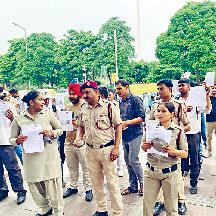 कटोरा लेकर बेरोजगार बस मार्शलों ने किया प्रदर्शन
