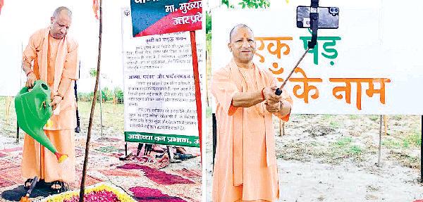 जयंत चौधरी की मैंगो पार्टी में मची लूट, आम जेबों में भरते नजर आए रालोद और भाजपा कार्यकर्ता