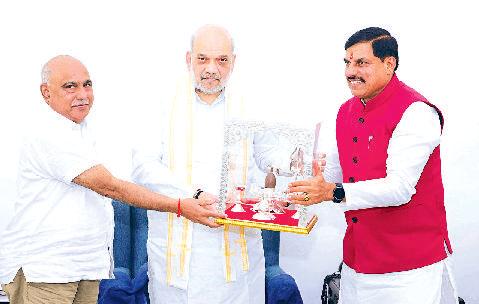 उज्जैन में शीघ्र शुरू होगा आकाशवाणी केंद्र, रेल कोच विनिर्माण संयंत्र के शिलान्यास के लिए रक्षा मंत्री राजनाथ सिंह से अनुरोध