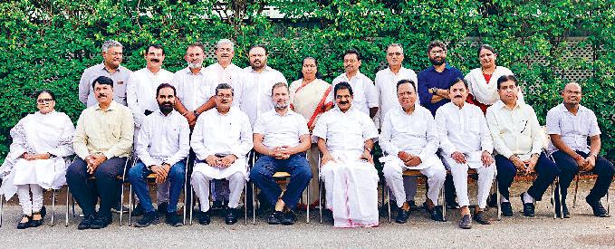 सूबे के कांग्रेसी मिले राहुल गाँधी से, कहा- भाजपा सरकार और भ्रष्ट अधिकारियों की मिलीभगत से जनता की जान खतरे में पड़ रही गुजरात पुल हादसाः बीते 4 वर्षों में पुल ढहने के 16 हादसों की जांच के लिए एसआईटी गठन की मांग
