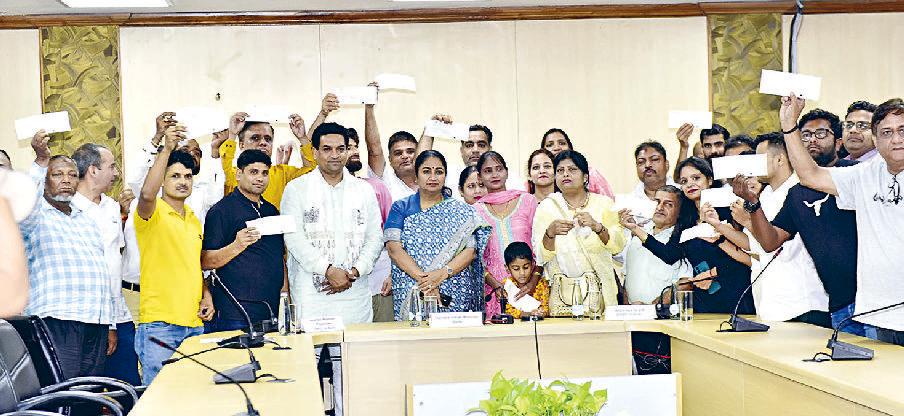 सीएम रेखा गुप्ता ने आईएनए के 24 दुकानदारो को बांटे 5-5 लाख के चेक