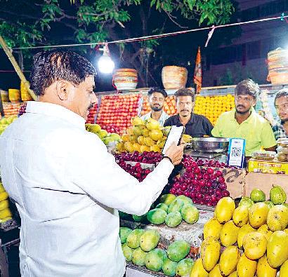 मुख्यमंत्री ने खरीदे फल विक्रेताओं से किया संवाद