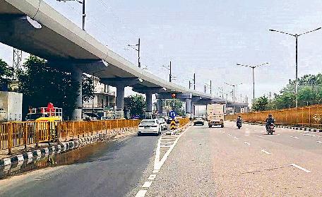 निगम कमिश्नर के निर्देशों पर हाईवे से निकाला बरसाती पानी बरसात में जल भराव की निकासी को लेकर अधिकारी सख्त