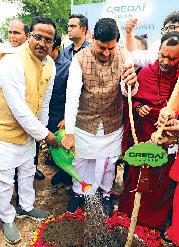 मुख्यमंत्री ने महामंडलेश्वर उत्तम स्वामी के साथ किया पौधरोपण अभियान का शुभारंभ