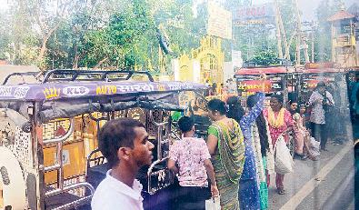 श्री खाटू श्याम दिल्ली धाम मंदिर के बाहर फिर शुरू हुई सड़क पर पार्किंग