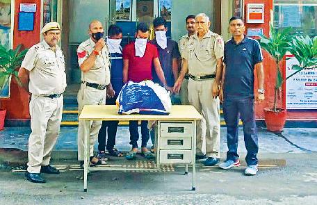 करोड़ों की चोरी में घरेलू सहायक सहित तीन अरेस्ट